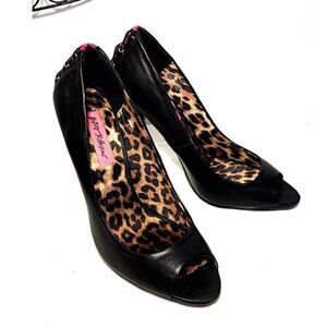 NWOT Betsy Johnson “Tonyaaa” Heels